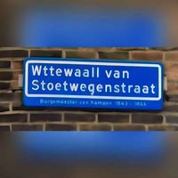Straatnaambord 'Wttewaall van Stoetwegenstraat' in Kampen. Bron: Google Maps Streetview.