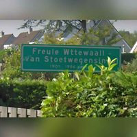 Straatnaambord 'Freule Wttewaall van Stoetwegensingel' (1901-1986) in Pijnacker-Nootdorp. Bron: Google Maps Streetview.